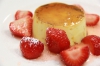 Creme Caramel mit Erdbeer-Salat